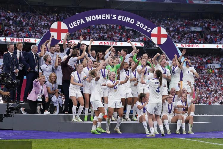 英国女球迷欧洲杯夺冠（欧洲杯 英国球迷）