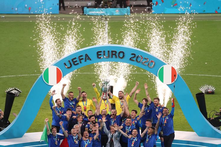 欧洲杯决赛冠军颁奖图片（欧洲杯决赛配图）